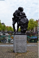 Нидерланды. Памятник Гербранду Бредеро в Амстердаме