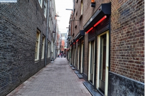 Нидерланды. Одна из улиц квартала Красных Фонарей в Амстердаме