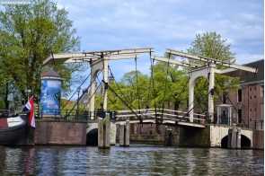 Нидерланды. Разводящийся мост через канал в Амстердаме