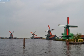 Нидерланды. Мельницы на берегу реки Заан в Зансе-Схансе