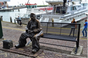 Нидерланды. Памятник рыбаку на набережной Волендама