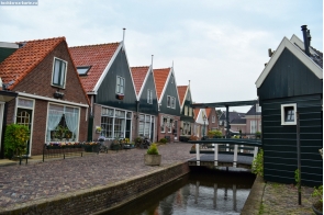 Нидерланды. Канал в городе Волендам