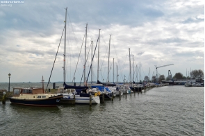 Нидерланды. Лодки в порту Волендама