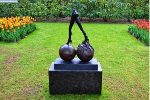 Нидерланды. Современная скульптура в парке Кёкенхоф