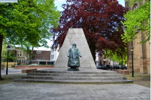 Нидерланды. Необычный памятник королеве Вильгельмине в Гааге