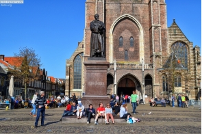 Нидерланды. Памятник голландскому юристу Гуго Гроцию в Делфте