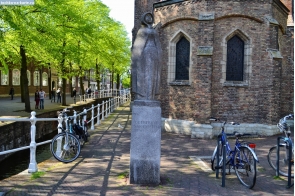 Нидерланды. Памятник Гертруде ван Остен в Делфте