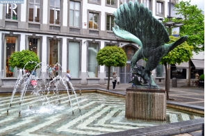 Бельгия. Фонтан и статуя орла, разрывающего рыбу, в Антверпене
