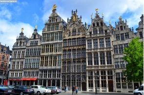 Бельгия. Дома на площади Гроте-Маркт в Антверпене