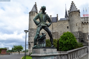 Бельгия. Статуя Ланге Ваппера у замка Стен в Антверпене