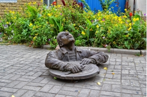 Украина. Памятник сантехнику в Бердянске