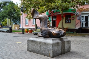 Украина. Памятник Бычку-кормильцу в Бердянске