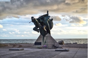 Крым. Памятник морякам-десантникам на выезде из Евпатории