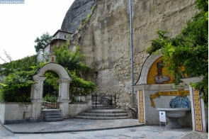 Крым. На территории Свято-Успенского мужского монастыря в Бахчисарае