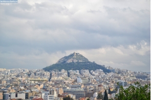 Греция. Вид на гору Ликабет с Ареопага в Афинах