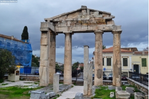 Греция. Ворота Афины Архигетис на Римской Агоре в Афинах