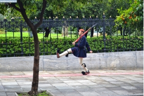 Греция. Эвзон возле национального сада в Афинах Греция. Эвзон возле национального сада в Афинах