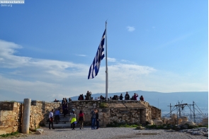 Греция. Флаг Греции на Акрополе в Афинах