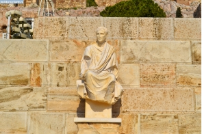 Греция. Скульптура поэта возле театра Диониса в Афинах