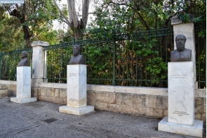 Греция. Бюсты древнегреческих литераторов вдоль забора национального сада в Афинах