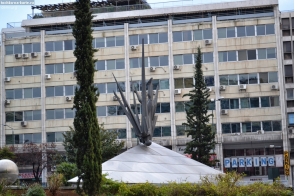 Греция. Скульптура Икара на площади Караискаки в Афинах