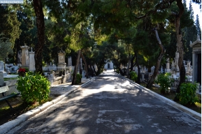 Греция. Аллея на первом афинском кладбище