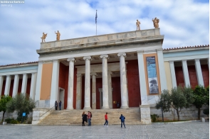 Греция. Вход в Национальный археологический музей в Афинах