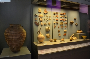 Греция. Глиняная посуда и её фрагменты в национальном археологическом музее Греции