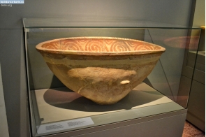 Греция. Большая глиняная чаша в национальном археологическом музее Греции