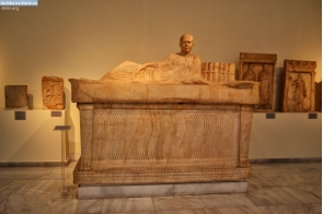 Греция. Скульптура лежащего мужчины в национальном археологическом музее Греции