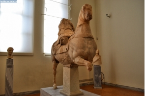 Греция. Разрушенная конная статуя в национальном археологическом музее Греции