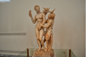 Греция. Афродита, Эрот и Пан, скульптура в национальном археологическом музее Греции
