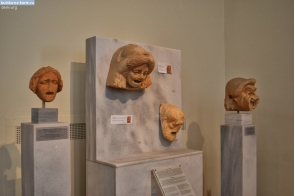 Греция. Театральные маски в национальном археологическом музее Греции
