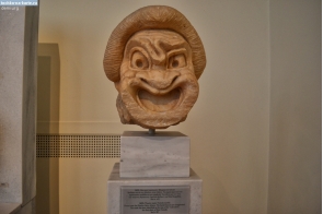 Греция. Мраморная театральная маска в национальном археологическом музее Греции