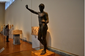 Греция. Бронзовая статуя юного атлета в национальном археологическом музее Греции