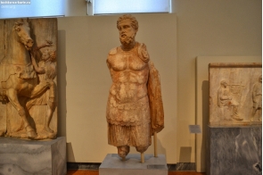 Греция. Мраморная статуя мужчины в латах в национальном археологическом музее Греции