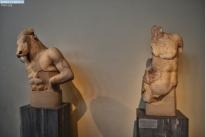 Греция. Торсы статуй Тесея и Минотавра в национальном археологическом музее Греции