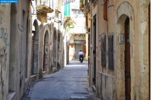 Сицилия. Узкая улочка в Сиракузах