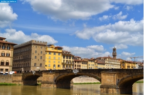 Тоскана. Мост Санта-Тринита через реку Арно во Флоренции