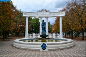 Крым. Арка в честь Айвазовского и его учеников в Феодосии