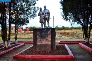 Крым. Памятник партизанам над Старокарантинскими каменоломнями в Керчи