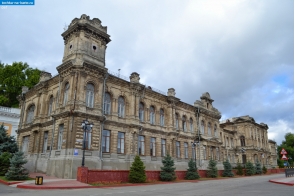 Крым. Бывшая женская гимназия в Керчи