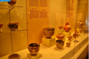 Греция. Античные сосуды в археологическом музее в Микенах
