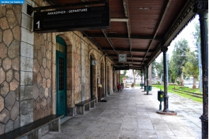 Греция. Платформа железнодорожного вокзала в Халкиде