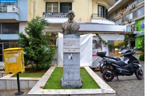 Греция. Памятник писателю Яннису Скаримбасу в Халкиде
