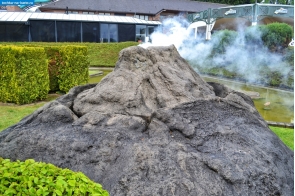 Бельгия. Модель вулкана Везувий в парке Мини-Европа в Брюсселе