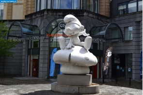 Бельгия. Скульптура смурфика на грибе в Брюсселе