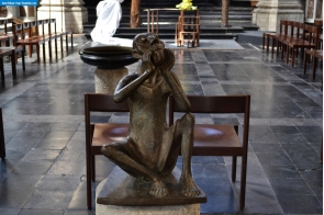 Бельгия. Скульптура в церкви Нотр-Дам де Бон Секур в Брюсселе