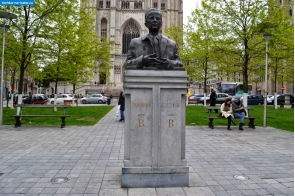 Бельгия. Памятник королю Бодуэну перед собором Святого Михаила в Брюсселе
