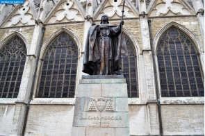 Бельгия. Памятник кардиналу Мерсье перед собором Святого Михаила в Брюсселе
